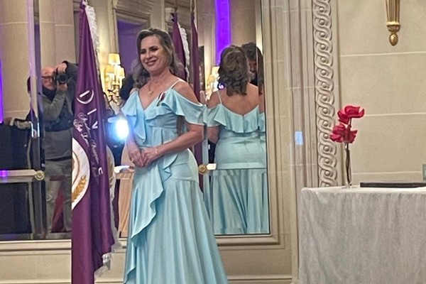 Diretora da Advice Educação-UNINT representa Patos de Minas em lançamento internacional no Museu do Louvre e é condecorada na França