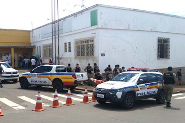 Famílias que invadiram terras em Guarda dos Ferreiros, realizam protesto na Prefeitura de São Gotardo