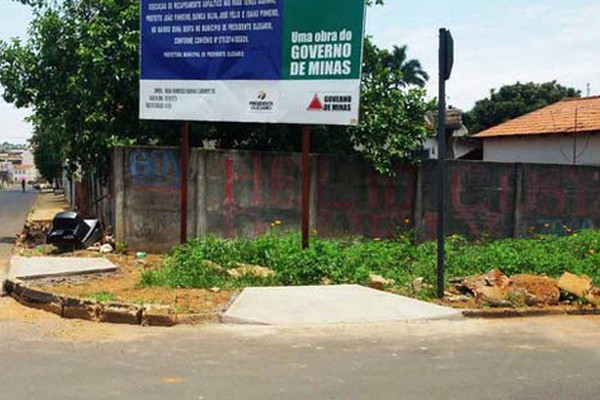 Prefeitura está instalando em alguns pontos da cidade rampas de acesso a cadeirantes algumas de forma “inútil”