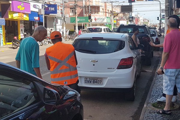 Com muitas dúvidas e reclamações, Zona Azul começa a funcionar no centro de Patos de Minas