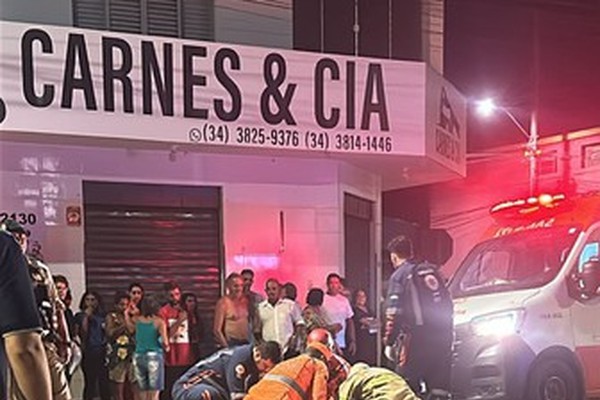 Moto pega fogo após colisão com carro e dois ficam feridos na Avenida Brasil, em Patos de Minas