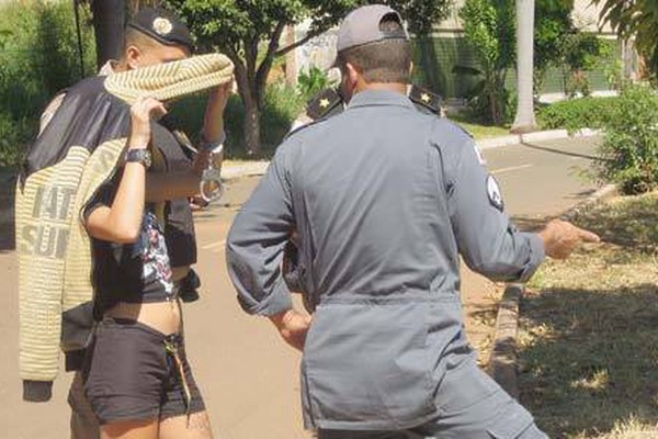 Garota se veste de homem, descarrega revólver contra rival e acaba presa