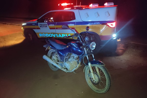 Jovem é preso na MG 188 ao ser flagrado em moto com placa de outro veículo e sem o número de chassi