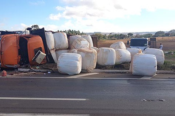 Caminhão tomba no trevo da MGC 354 com a BR 365 e deixa motorista e passageiro feridos