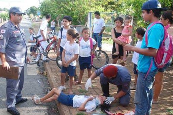 Garota de 10 anos perde 4 dentes após irmã colocar pé no raio de bicicleta