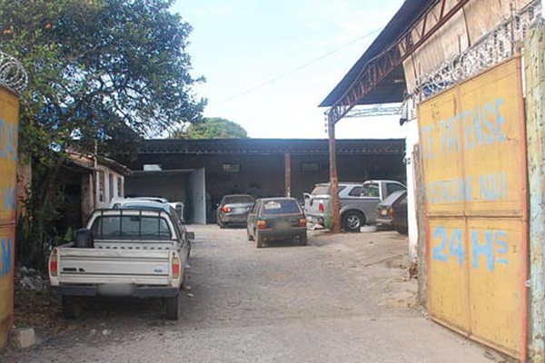 Bandidos furtam caminhonete e carro de oficina e dono pede ajuda para encontrar veículos