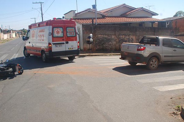 Motorista tenta conversão, motociclista bate e tem que ser levado para o Hospital Regional