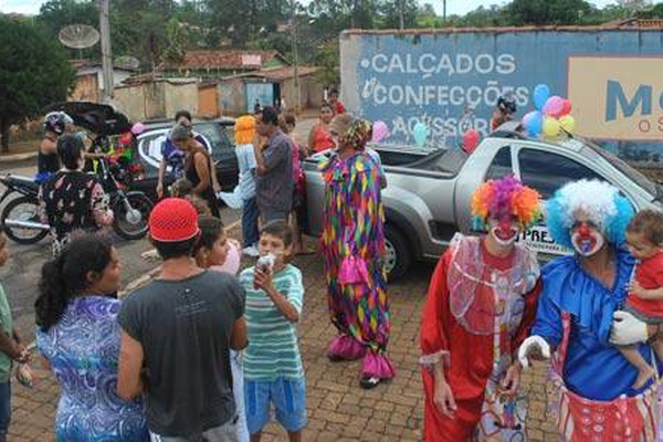 Amigos se unem e levam presentes e muita música para crianças carentes