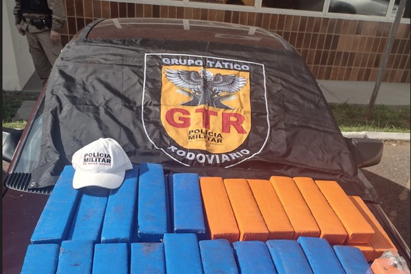 Jovem é apreendido transportando 48kg de maconha
