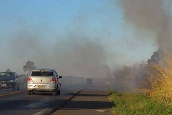 Queimadas às margens das rodovias aumentam o risco de acidentes e exigem atenção