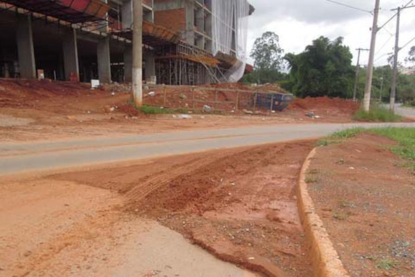 Construção do novo Fórum espalha sujeira e deixa moradores vizinhos indignados