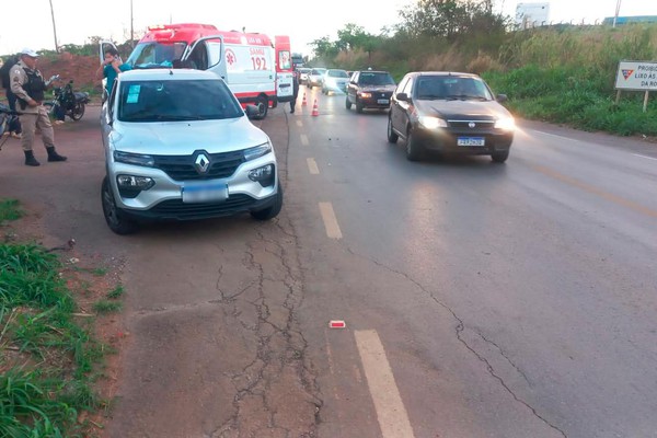 Colisão entre carro e motocicleta deixa duas pessoas feridas na MGC-354, em Patos de Minas
