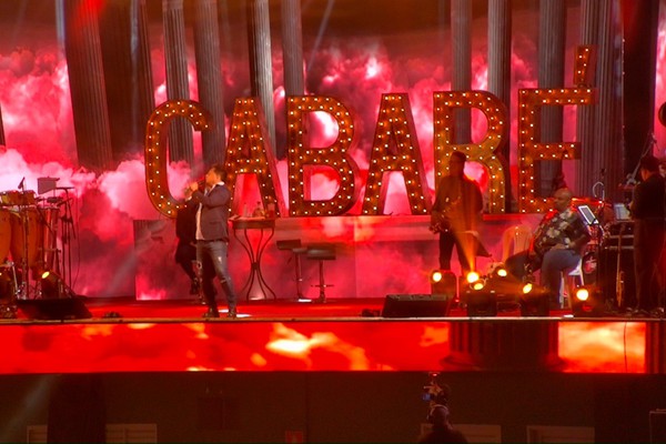 Leonardo e Bruno e Marrone levantam público ao cantar o grande sucesso Dormi na Praça