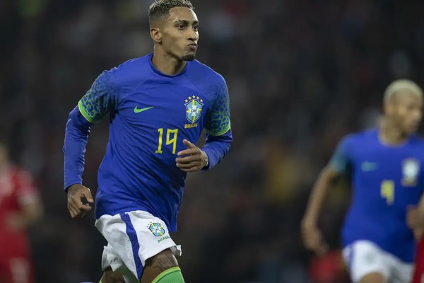 Raphinha e Vinicius Júnior são indicados ao prêmio Bola de Ouro; veja listas