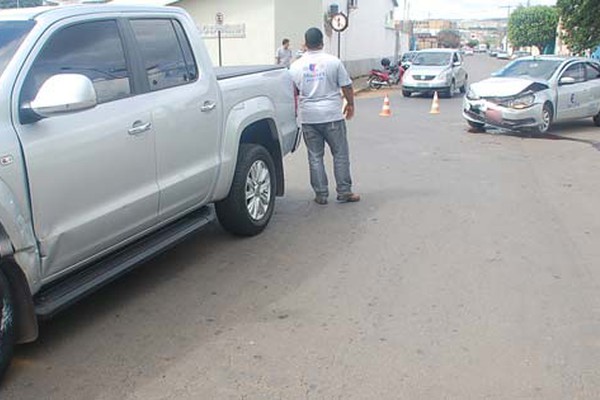 Táxi fica com a frente destruída em acidente com camionete no bairro Lagoa Grande