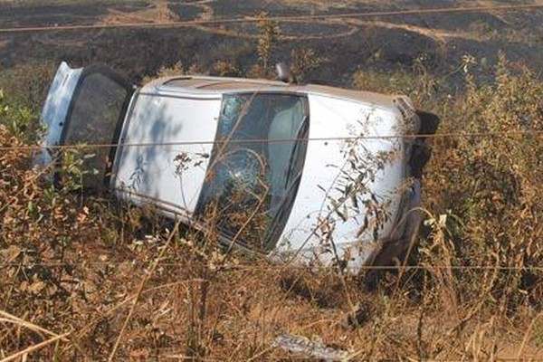 Veículo capota na estrada de Alagoas e quase cai em despenhadeiro de 200m