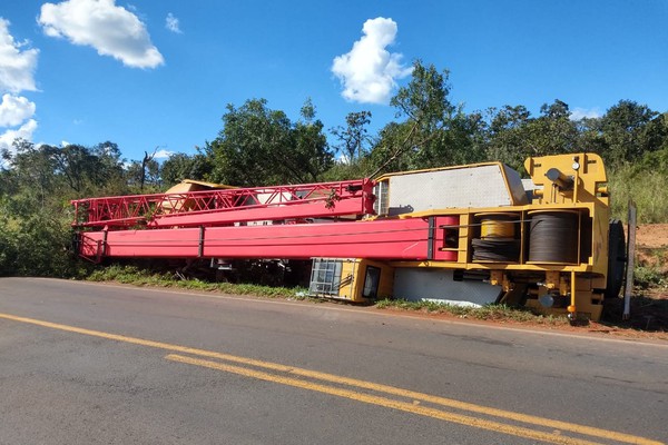 Guindaste tomba fora da pista após apresentar pane elétrica na MGC 354