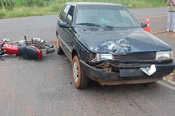 Motociclista fica ferido em grave acidente no trevo da Escola Agrícola