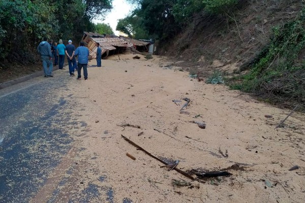 Bitrem carregado de soja tomba na MG 188 e deixa pista totalmente interditada por 6 horas