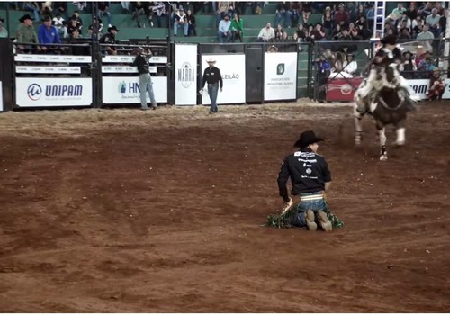Peão monta “Noiva do Cowboy” e não aguenta três pulos; veja ao vivo