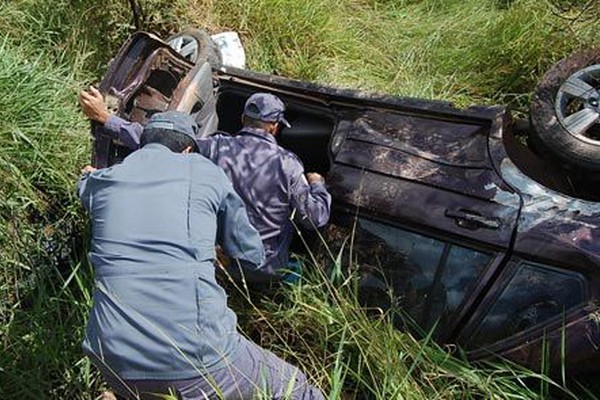 Motorista em alta velocidade morre ao sair da pista e capotar na BR 365