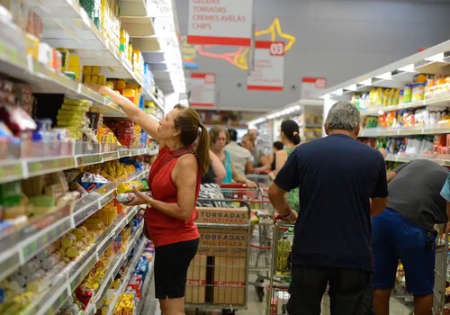 Inflação perde força pelo 2º mês seguido e fecha abril em 0,43%