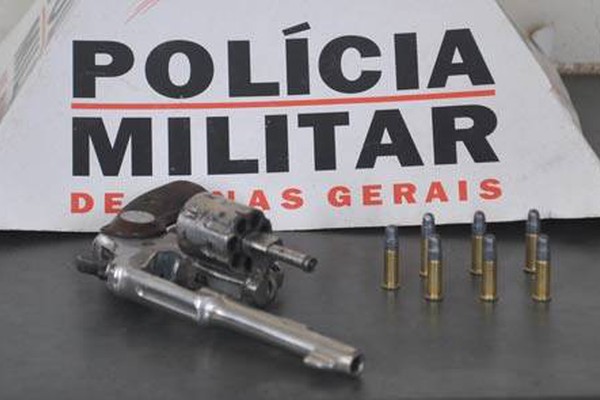 Jovem é surpreendido com arma de fogo na cintura na rua dos Boiadeiros