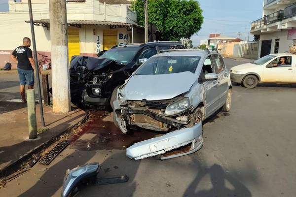 Video mostra o momento em que caminhonete atinge picape no bairro Lagoa Grande; uma mulher ficou ferida