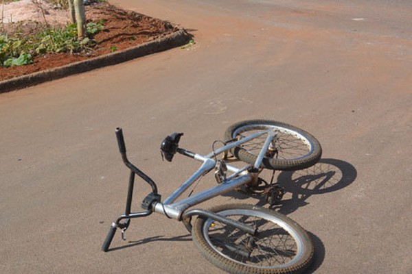 Ciclista é levada para UPA após ser atingida por veículo em cruzamento de Patos de Minas