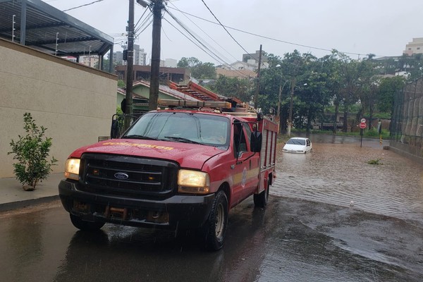 Condutora fica presa em alagamento, carro tem que ser resgatado e Prefeitura faz alerta