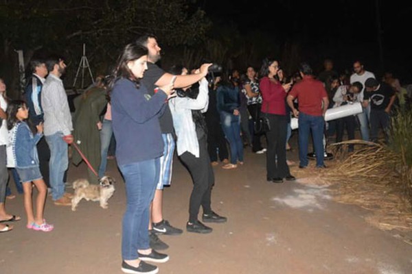 Observatório é montado em rua de Patos de Minas e moradores se encantam com eclipse da lua; veja