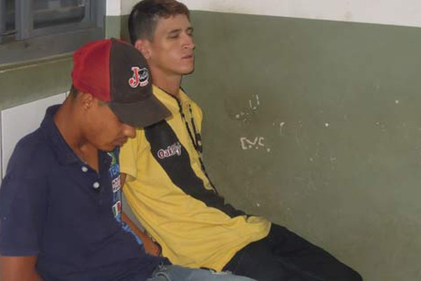 Dupla é presa pela Polícia Militar com maconha e moto tomada de assalto no Abner Afonso