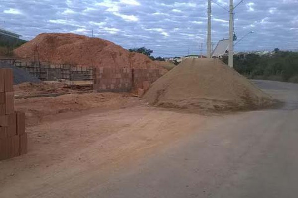 Montanha de areia é descarregada em rua e deixa moradores do Laranjeiras indignados