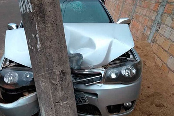 Inabilitado bate em poste de madrugada, vai para casa, mas acaba preso ao voltar ao local