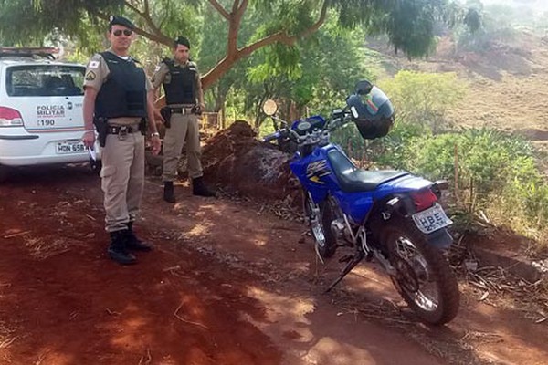 Moto usada em assalto em posto de combustível é abandonada no bairro Sol Nascente