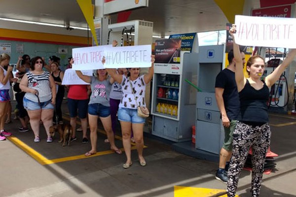 Manifestantes cobram volta de cadelinha xodó de posto há 9 anos em Patos de Minas 