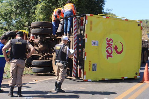 Acidente na BR 354 envolvendo dois caminhões e um veículo de passeio deixa motorista ferido