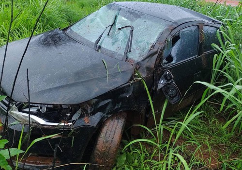 Condutora de 37 anos morre após carro capotar fora da pista na MG190