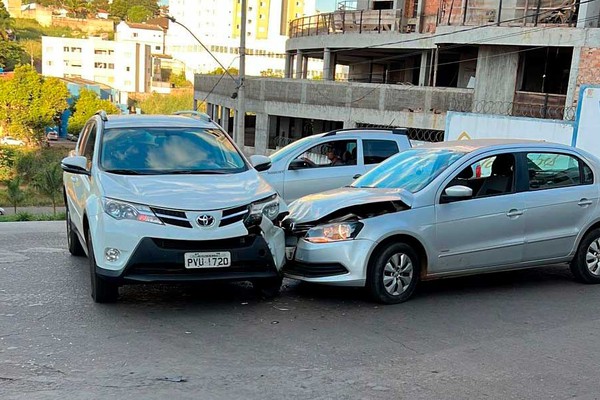 Cruzamento com pouca visibilidade causa mais dois acidentes no Centro de Patos de Minas