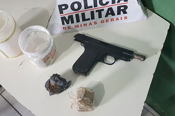 PM leva radialista e filho para a delegacia ao encontrar pistola e droga na casa do comunicador