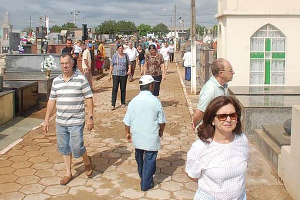 Cemitério de Santa Cruz recebe flores e orações de milhares de pessoas no dia de Finados