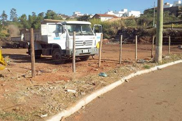 Depois de retirar lixão, Prefeitura cerca terreno, mas continua recebendo entulho