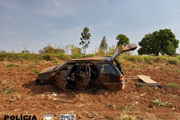 Criança de 1 ano morre após carro com 4 ocupantes capotar fora da pista na BR 352