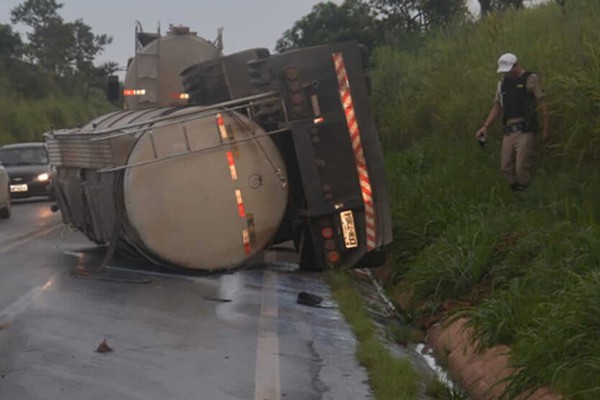 Reboque carregado com leite tomba na MGC354 e carga se espalha pela pista