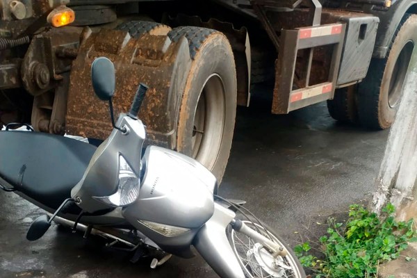 Motorista freia carreta e evita passar em cima de motociclista em acidente na rua Gabriel Pereira