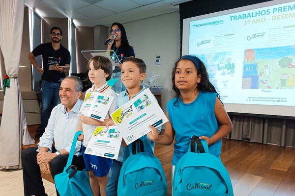 Sicoob Credicopa entrega prêmios para alunos destaques de concurso cultural, em Patos de Minas