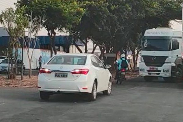 Carreta para no meio da rua para descarregar e motoristas acionam a polícia para liberar o trânsito