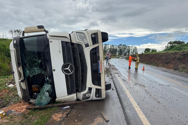 Carreta carregada com cerveja tomba na BR 365 e motorista fica ferido; carga não foi saqueada