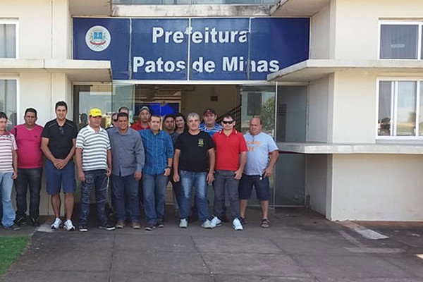 Vigilantes demitidos fazem protesto em frente à Prefeitura e são recebidos por secretários