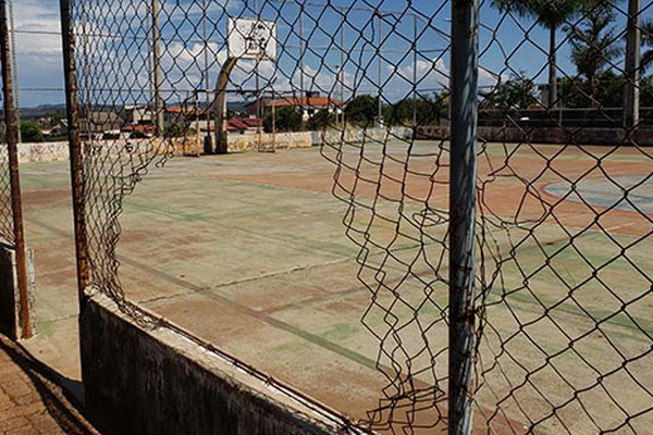 Praça do bairro Ipanema é tomada pelo mato e pela sujeira e moradores cobram providências